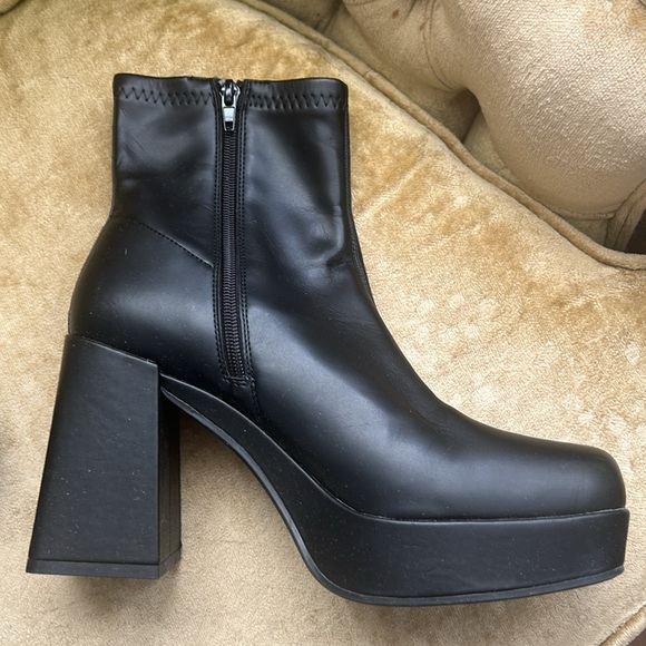 MIA Platform Ankle Boot - Picture 4 of 4